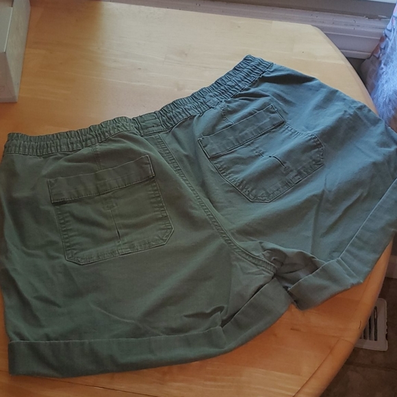 Shorts - Picture 3 of 3